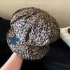 Gorra retro americana con parche de estrella de estampado de leopardo para mujer, boina de pico de pato de estilo nicho de moda de chica picante de alta gama