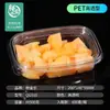 Caja rectangular de plástico transparente con tapa, compartimentada y sellada, para empaquetar ensalada de frutas.