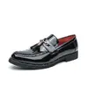 Sapatos sociais masculinos brilhantes plus size transfronteiriços, mocassins modernos de cor sólida com franjas estilo britânico, sapatos de couro dourado estilo coreano