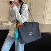 Novas bolsas de viagem para outono e inverno: malas com blocos de cores inspiradas na dopamina, bolsas tote de grande capacidade e leves, e bolsas tiracolo para esportes/fitness