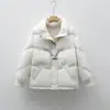 Nueva colección de otoño e invierno Pinghu Chixin: Chamarra acolchada corta de corte holgado con cuello alto y botones de cuerno, estilo mujer, directo del fabricante