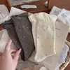 Calcetines de algodón para mujer de otoño e invierno hasta la pantorrilla, calcetines para mujer con patrón oscuro antiolor, calcetines dulces con encaje, calcetines sin costuras, calcetines largos apilables