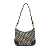 Bolsos Nuevo Retro Letra Bolso de Axila Gran Capacidad Bolso de Hombro Cruzado para Viajes Bolso de Media Luna Bordado con Cadena para Mujer