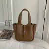 Bolso cruzado de hombro minimalista transfronterizo para mujer con un toque de alta gama, bolso tipo cubo clásico para niñas, estilo de nicho versátil y de alta gama