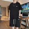 Conjunto esportivo casual de manga curta para homens, tendência de verão, fino, solto, plus size, versátil, estiloso, conjunto de duas peças com camiseta e shorts