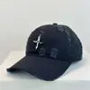 Nova Boné de Baseball Camuflado Rasgado com Logo de Cruz de Metal para Mulheres, Estilo Streetwear Retro Americano, Versátil e Único