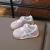 Zapatillas Casuales Estilo Universitario para Niñas Verano 2025 Nuevas Transpirables Versátiles Ligeras Zapatos de Entrenamiento Alemanes Zapatos de Skate para Niños