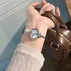 Reloj pulsera de perlas vintage para mujer, lujo ligero, exquisito, simple, elegante, versátil, reloj de cuarzo, accesorio para la mano