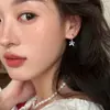 Pendientes de Aro con Colgante de Lazo Versátil Estilo Ins para Mujer, Estilo de Lujo Ligero de Gama Alta, Pendientes Delicados de Aro con Púa de Plata Inspirados en Chanel