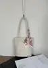 Bolsa de ombro tipo balde tecida em pele de carneiro, design de nicho 2026, estilo artístico e casual, bolsa de ombro em couro genuíno para mulheres