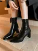 Botas de tornozelo retrô quadradas com salto grosso para mulheres, coleção nova outono/inverno 2026 da moda, botas versáteis elásticas justas, adequadas para o trabalho e uso diário, botas de salto alto cor nude