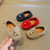 Chegada Nova Outono 2025 Sapatos Mocassins Retrô Infantis Meninos Solado Macio Sapatos Casuais Estilo Britânico Meninas Sapatos de Couro Flats Tendência