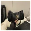 2025 Nova Moda Trendy Nicho Retrô Bolsa de Axila Hot Girl Bolsa de Ombro para Motocicleta Fivela de Cinto Personalizada Bolsa Pequena Trendy