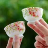[Liquidación] Par de Tazas de Té Rosa Cerezo con Enredadera de Hojas Pintadas a Mano Caja de Regalo Taza Maestra de Cerámica Taza de Degustación para Pareja Set de Té Kung Fu