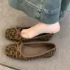 Sapatos Rasos Estampados de Leopardo Femininos 2026 Novo Retro Francês Laço Boca Rasa Versátil Confortável Solado Macio Tendência Salto Quadrado