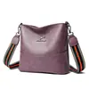 Bolsa Saco Feminina 2023 Nova Bolsa de Ombro Transversal Feminina de Couro Macio Simples Versátil Bolsa de Grande Capacidade para Meia-Idade e Idosos Tendência