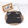 Gorro de lana con lazo y perla para mujer, para otoño e invierno, grueso, combinable con todo, con protección para los oídos, gorro de punto pequeño con cabeza grande y cara ancha.