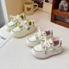 Zapatos para Niñas Blancos 2026 Nuevo Primavera Suela Suave Zapatos de Patinaje para Niños Deportivos Versátiles Casuales Estudiante Niña