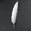 Broche de Pena Dourada de Metal Europeu e Americano para Homens Acessórios de Roupa Broche de Folha Longa para Mulheres Oversized