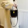 Bolso de mano de moda 2024 Invierno nuevo bolso tipo cubo retro bolso de hombro simple bolso cruzado simple de moda para mujer