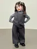 Conjunto de Camisetas para Niños Primavera 2025 Nuevo Elegante para Bebés y Niños Pequeños Moda Chaleco Pantalones Casuales Sueltos Conjunto de Tres Piezas Moderno