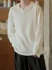 Camiseta de manga larga con cuello en V pequeño y textura de estilo perezoso para hombre, camisa interior de primavera y otoño, ropa Wei, estilo americano, marca de moda, suelta