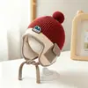 Gorro de otoño e invierno para niños, gorro de punto con pompón, diseño que cubre las orejas, estilo chino con bolsillos laterales, lindo gorro de punto para bebé