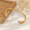 Diseño único de nicho pulsera de acero de titanio de alta calidad para mujer simple de acero inoxidable irregular cerrada divertida pulsera al por mayor