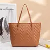 Bolsa tote bordada com padrão de ondas d'água de alta qualidade, nova moda 2025, generosa, grande capacidade, cor sólida, com zíper, bolsa de ombro feminina