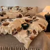 Conjunto de quatro peças em pele de coelho grau A, apresentando a cor Melard, edredom de alta densidade, forrado com fleece e espesso, juntamente com um conjunto de três peças em veludo de leite para aquecimento e um lençol com elástico