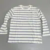 Camiseta listrada de linho e algodão com manga longa e gola redonda, estilo casual solto, bolsos, peça básica versátil e que afina a silhueta para mulheres