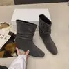 Botas curtas versáteis estilo coreano, justas ao corpo, 2026, para mulheres, com aumento interno de altura, de tecido preto plissado, botas de moda outono