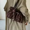 Bolsa de ombro simples e moderna em camurça de grande capacidade, bolsa da moda com estampa de bolinhas de luxo leve, nova bolsa de ombro de outono de 2026