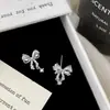 Moderna y Versátil Exquisita Súper Brillante Micro-Incustada Circonita Moño Plateado Aretes de Botón Colección Nicho Lujo Pendientes de Alta Gama