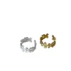 Anillo de Flor Hueca Texturizada para Mujer Francés Lujo Ligero Retro Moderno Tendencia Individual para el Trabajo Anillo Versátil para el Dedo Anillo