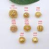 Colgante de cuentas de la suerte redondas planas de color dorado y arena antigua, joyería artesanal hecha a mano con cuentas.