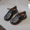 Novos Sapatos Casuais de Couro Respirável Estilo Britânico para Primavera e Outono com Design Vazado, Cadarço, Sola Macia, Sapatos Slip-on para Meninos