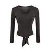 Top T-shirt feminino puramente desejável, estilo hot girl, decote V, falso duas peças, novo estilo de verão com amarração e laço, calça flare de cintura alta afunilada