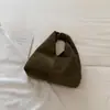 Bolsa de mão feminina estilosa e minimalista, nova coleção 2026, perfeita para o trajeto e o uso diário, bolsa saco de camurça retrô