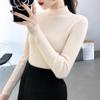 Blusa feminina de malha com gola alta e modelagem slim, manga curta e comprimento longo, ideal para primavera e outono/inverno 2022. Perfeita para usar por baixo de outras peças. Estilo outono/inverno.