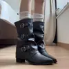 Botas curtas Chuyuji pretas de bico fino para mulheres, novo estilo de verão com fivela de cinto, salto grosso, comprimento até a panturrilha, adequadas para mulheres baixinhas, botas empilhadas estilo cavaleiro