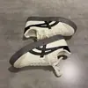 Moda Casual Retro Vermelha Nova Primavera/Verão 2026 Sapatos Femininos com Mangas Bufantes Tênis Versáteis para Comércio Transfronteiriço