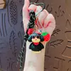 Nuevo Llavero de Muñeca de Resina de Cachorro con Sombrero de Fresa de Dibujos Animados Llavero Colgante para Mochila Escolar de Pareja Regalo Pequeño Venta al por Mayor