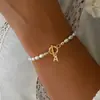 Pulsera de Moda de Venta Caliente Transfronteriza 2026 con Diamantes y 26 Letras, Pulsera de Perlas de Imitación Ovaladas, Disponible para Venta al por Mayor para Mujeres
