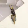 Llavero tejido a mano de fábrica hebilla de puerta accesorios cuerda de cuero versátil retro accesorios de colgante semiacabados para DIY