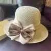 Nuevo Estilo Primavera y Verano Sombrero de Paja para Mujer con Protección Solar, Moño a Cuadros, Ala Ancha, Sombrero de Sol de Playa Moderno y Versátil