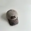 Boné de Baseball Estampado de Leopardo com Bordado de Leopardo Proteção Solar Chapéu Esportivo Proteção Solar Versátil Boné Bico de Pato com Letra Inglesa