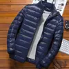 2023 Nueva Chaqueta de Invierno Ligera de Pluma y Algodón Acolchada de Algodón para Hombre Corta con Cuello Vertical Estilo Coreano Ajustada Ultradelgada Chaqueta Abrigo Talla Grande