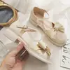 Moda Verão 2026 Sapatos Mary Jane Femininos Vazados de Fundo Plano Laço Sapatos Pequenos de Couro Sapatos Individuais Femininos Combinando Saias Sandálias Femininas