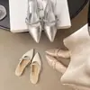 Sandálias Rasteirinhas Apontadas com Pedrarias e Contas Verão 2026 Moda Versátil Salto Externo Sapatos Individuais Sapatos Femininos